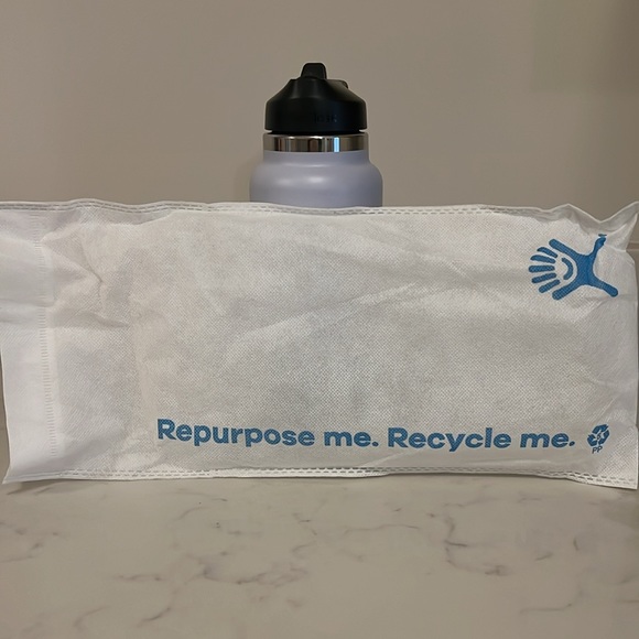 NWT 32oz Hydro Flask in light blue - Picture 3 of 4